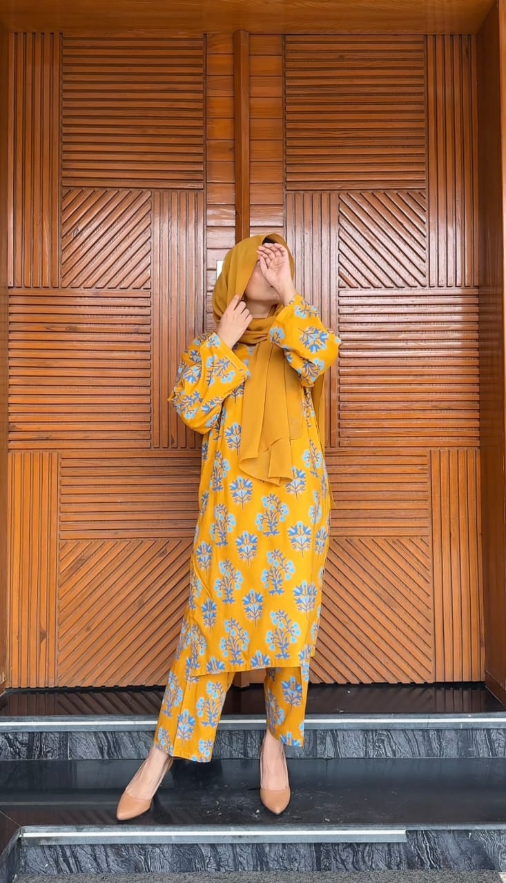 Floral linen 2-piece by NAAZPOSH
