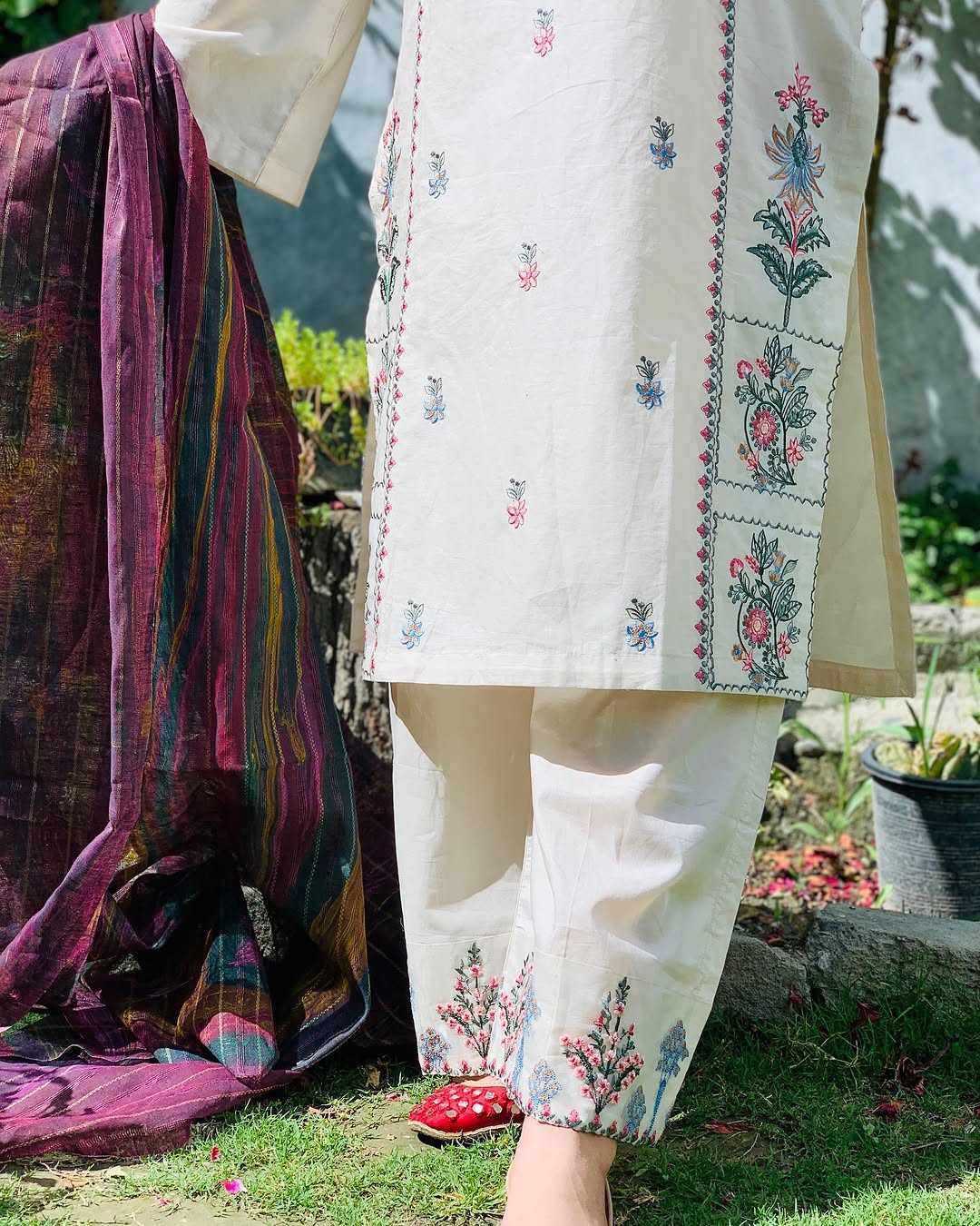 Naz embroidered linen 2-piece by NAAZPOSH